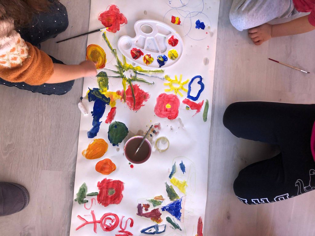 niños realizando proyecto con pinturas