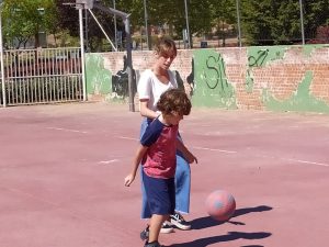 Niño jugando con balón