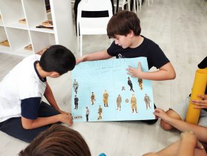 Niño exponiendo proyecto