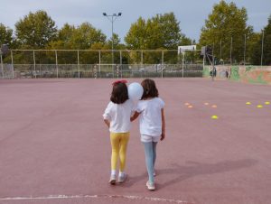 Niñas realizando una actividad en el patio